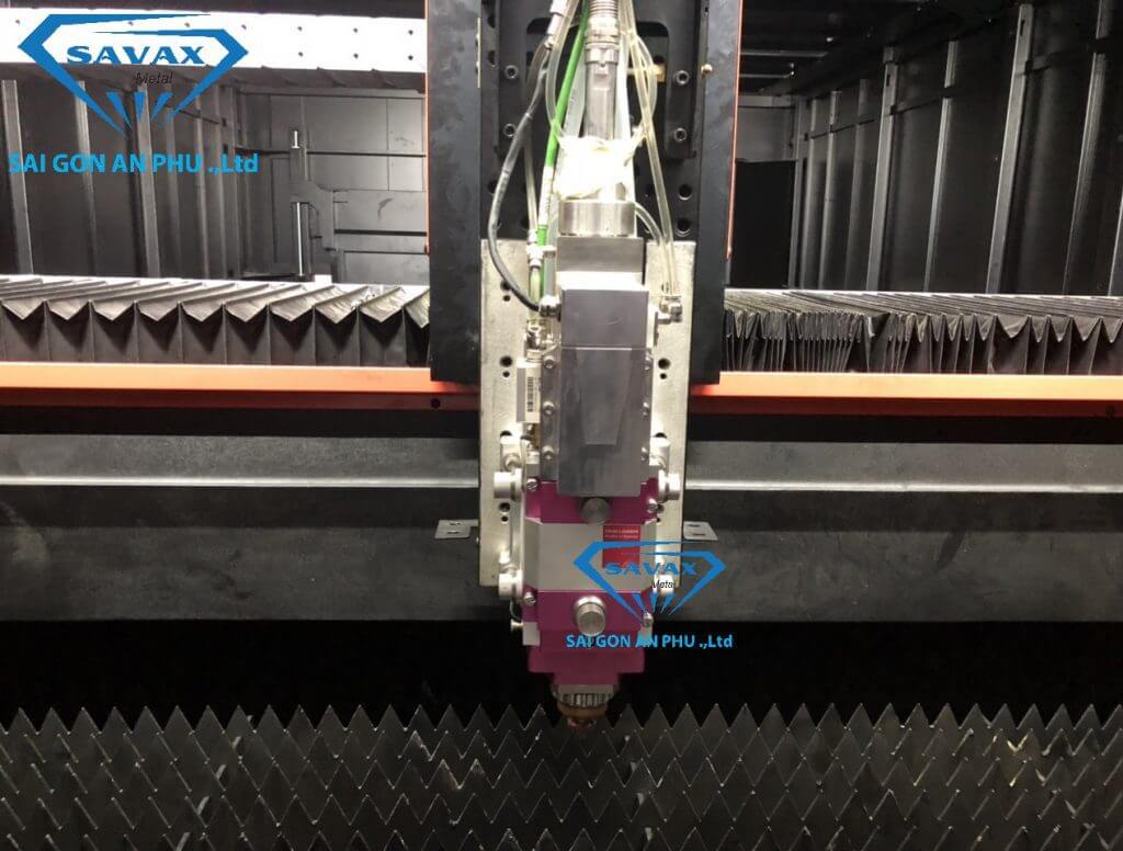 Máy cắt laser công suất lớn để gia công bảng hiệu tại Vạn Xuân