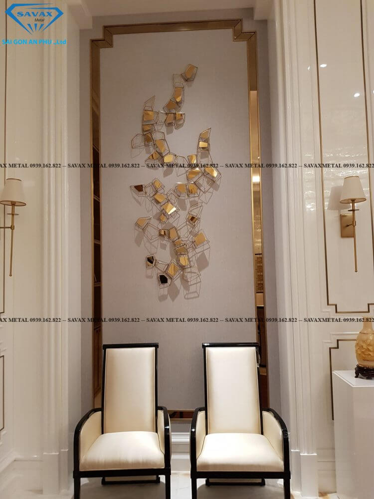 Ghế sofa khung inox và vách tường trang trí bằng inox mạ vàng độc đáo