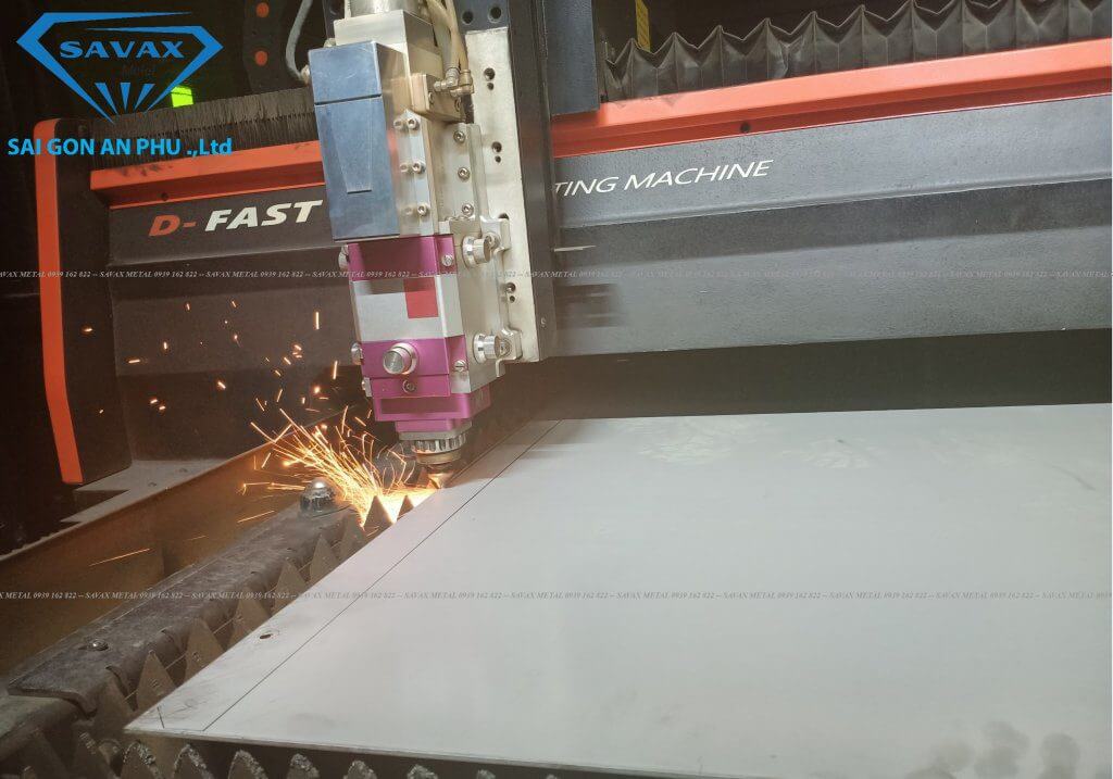 Cận cảnh cắt laser CNC inox tại Xưởng Vạn Xuân
